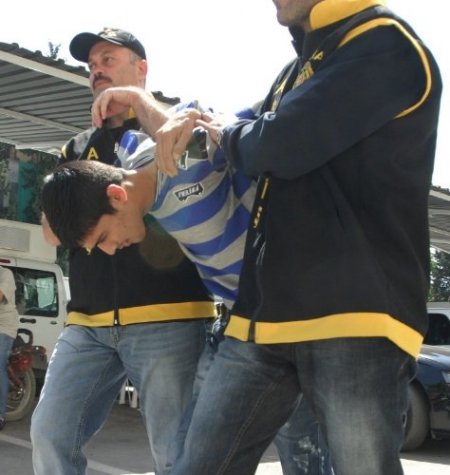 Çaldıkları kasayı açamadan yakalandılar