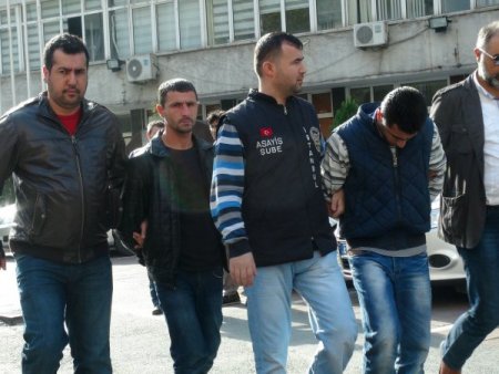 Çaldıkları kasayı hamala taşıttılar