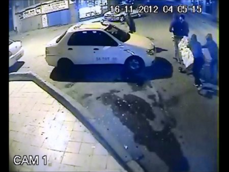 Çaldıkları kasayı hamala taşıttılar