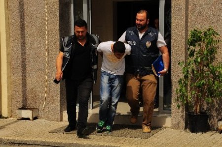 Çaldıkları lüks arabayı polislerin üzerine sürenler yakalandı