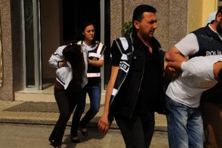 Çaldıkları lüks arabayı polislerin üzerine sürenler yakalandı