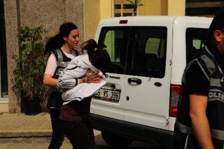 Çaldıkları lüks arabayı polislerin üzerine sürenler yakalandı