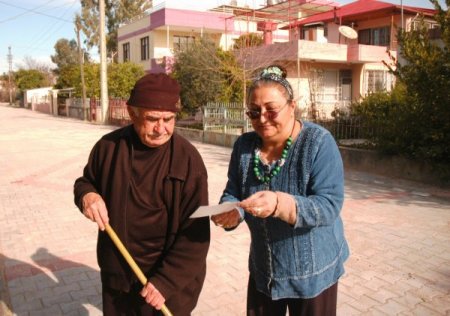 Çalınan köpeğini sokak sokak gezerek arıyor