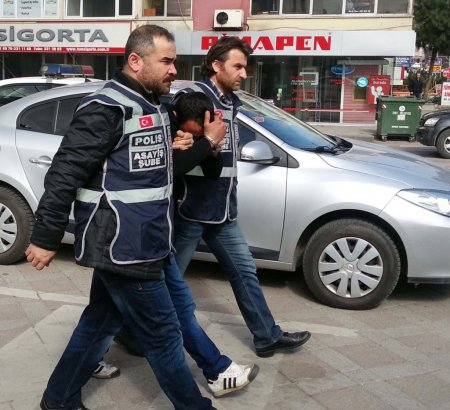 Çalıntı aracı boş arazide parçalarken polise yakalandılar