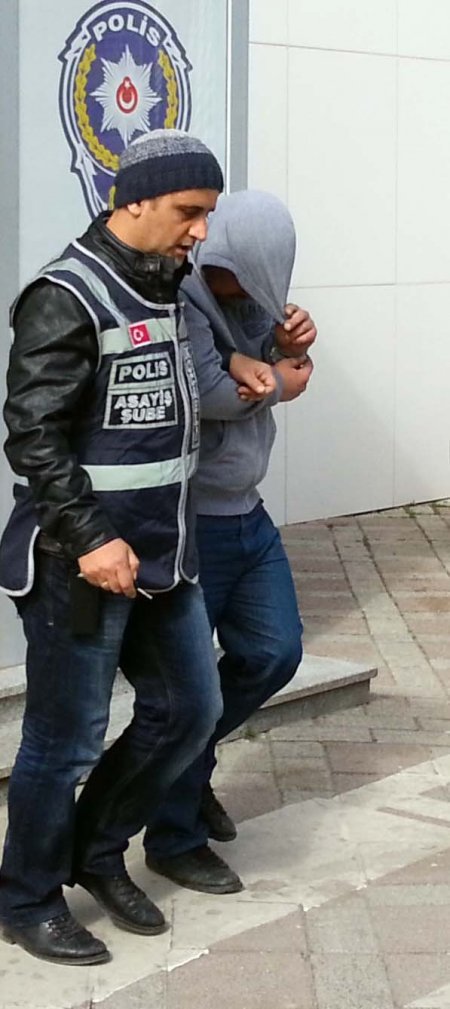 Çalıntı aracı boş arazide parçalarken polise yakalandılar