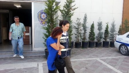 Çalıntı kimlik kartlarıyla GSM bayilerinden telefon alan bayan yakayı ele verdi