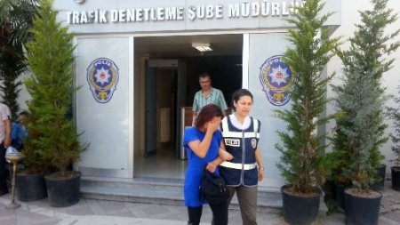 Çalıntı kimlik kartlarıyla GSM bayilerinden telefon alan bayan yakayı ele verdi