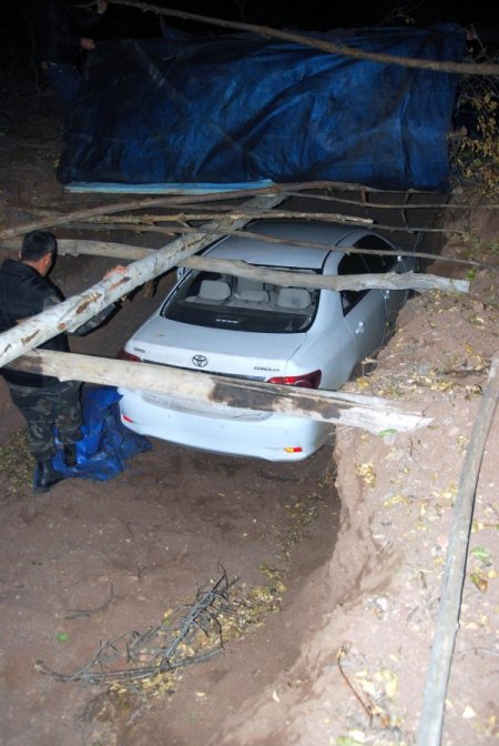 Çalıntı otomobili bahçedeki çukura gizlediler