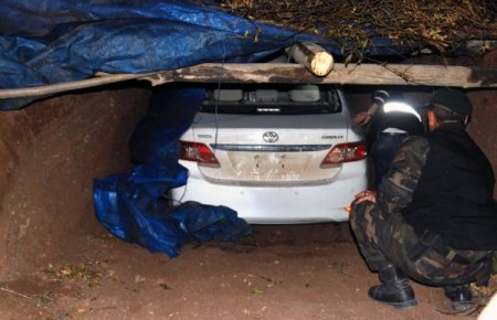 Çalıntı otomobili bahçedeki çukura gizlediler