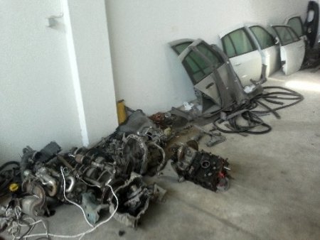 Çalıntı otomobilleri parçalarken suçüstü yakalandı