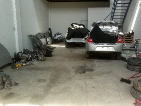 Çalıntı otomobilleri parçalarken suçüstü yakalandı