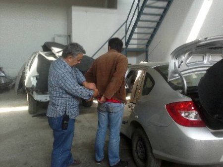 Çalıntı otomobilleri parçalarken suçüstü yakalandı