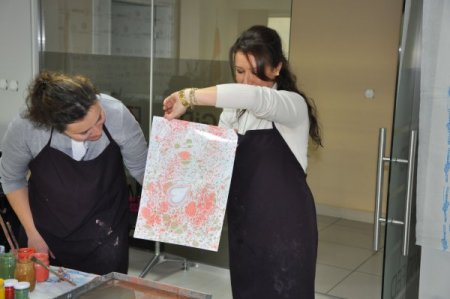 Çalışan kadınlar ebru yaparak stres attı