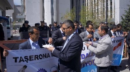 Çalışma Bakanlığı'nda 'peynir ve zeytinli' protesto
