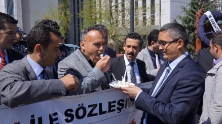 Çalışma Bakanlığı'nda 'peynir ve zeytinli' protesto