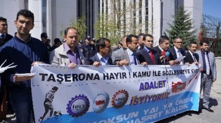 Çalışma Bakanlığı'nda 'peynir ve zeytinli' protesto