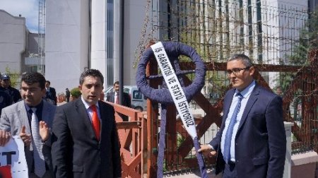 Çalışma Bakanlığı'nda 'peynir ve zeytinli' protesto