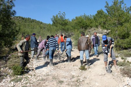 Çalışmalar nedeniyle yolları kapanan köylüler kendilerine yeni yol yaptı
