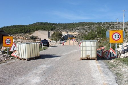 Çalışmalar nedeniyle yolları kapanan köylüler kendilerine yeni yol yaptı