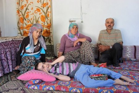 Cam Kemik Hastası Oğlu İçin Tekerlekli Sandalye İstiyor
