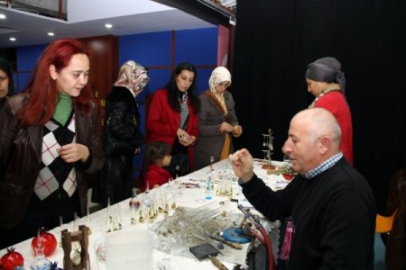 Cam üfleme sanatı uygulamalı olarak anlatıldı