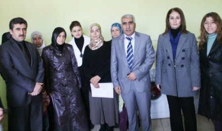 Çamaşır Yıkamaya Giden Bayanlar Okuma Yazma Öğrendi