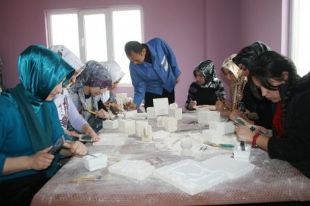 Çamaşır Yıkamaya Giden Bayanlar Okuma Yazma Öğrendi