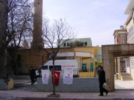 Cami Avlusunda Para Değil Kan Topladılar