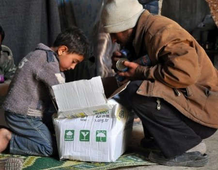 Cami bahçesinde yaşayan Suriyelilere gıda yardımı yapıldı