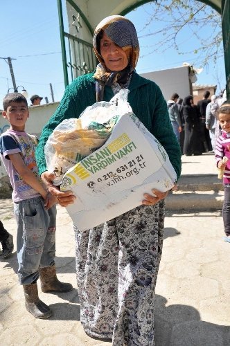 Cami bahçesinde yaşayan Suriyelilere gıda yardımı yapıldı