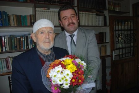 Cami cemaatinden, 99 yaşına giren dedeye doğum günü sürprizi