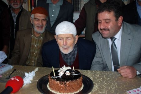 Cami cemaatinden, 99 yaşına giren dedeye doğum günü sürprizi
