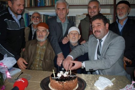 Cami cemaatinden, 99 yaşına giren dedeye doğum günü sürprizi