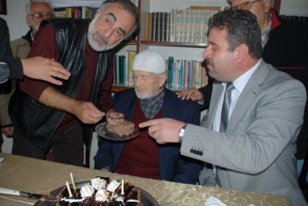 Cami cemaatinden, 99 yaşına giren dedeye doğum günü sürprizi