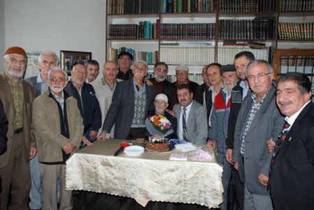 Cami cemaatinden, 99 yaşına giren dedeye doğum günü sürprizi