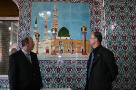 Cami İçindeki Çiniden Kâbe Ve Mescid-i Nebevî Görüntüsü Cemaatin Takdirini Kazandı