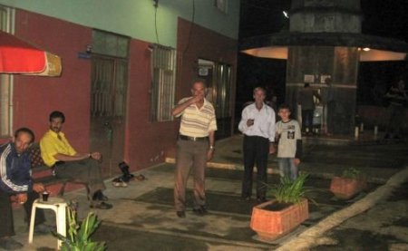 Cami İmamı, Teravih Namazına Gelenlere Semaver Çayı İkram Ediyor
