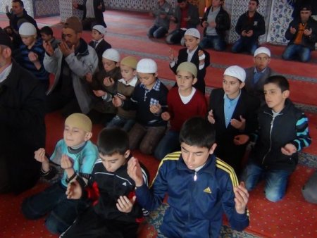 Cami imamından, 180 vakit camiye gelen çocuklara tablet bilgisayar