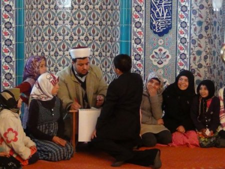 Cami imamından, 180 vakit camiye gelen çocuklara tablet bilgisayar