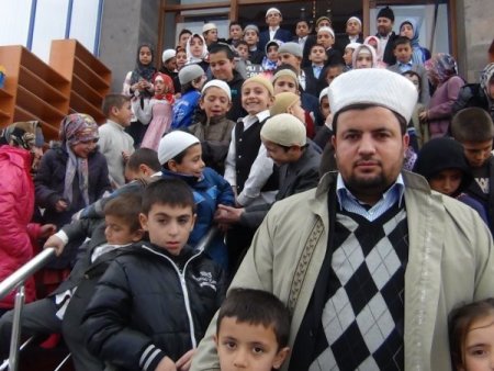 Cami imamından, 180 vakit camiye gelen çocuklara tablet bilgisayar