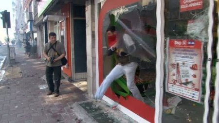 Camı kırılan marketin limonlarını aldılar