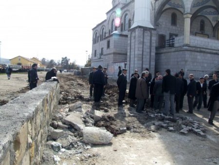 Cami önünün duvarla kapatılmak istenmesine vatandaşlar tepkili