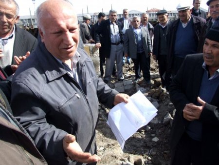 Cami önünün duvarla kapatılmak istenmesine vatandaşlar tepkili