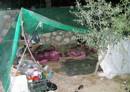 Cami ve düğün salonu Suriyelilerin yaşam alanları oldu