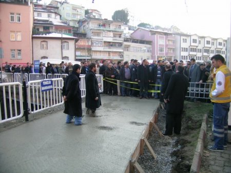 Cami yanına yapılan trafoyu, beton harca girerek protesto etti