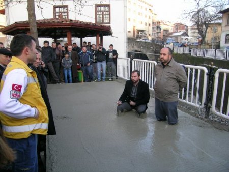 Cami yanına yapılan trafoyu, beton harca girerek protesto etti