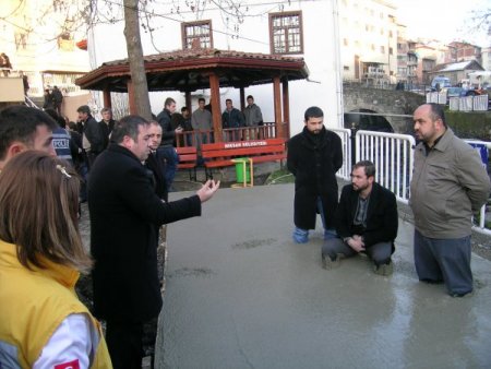 Cami yanına yapılan trafoyu, beton harca girerek protesto etti