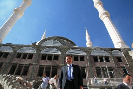 Cami yaptıran CHP'li belediye başkanı, soruşturmalardan kurtulamıyor