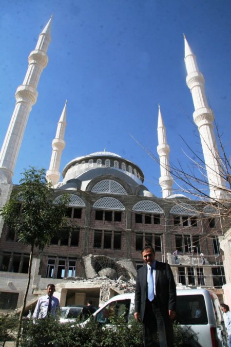 Cami yaptıran CHP'li belediye başkanı, soruşturmalardan kurtulamıyor