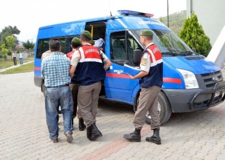 Camiden kilim çaldığı iddia edilen 3 kişi gözaltına alındı